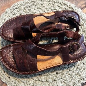 New w/out box Women’s Born Leather sandals Size 7